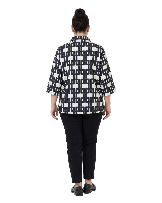 Дамска официална бяла макси риза с черен геометричен десен и разкроена кройка. Моделът е показан в изглед отзад.