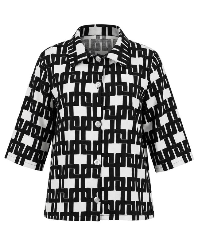 Дамска разкроена макси риза с 7/8 ръкави и стилен черно-бял геометричен принт, представена отпред на бял фон.