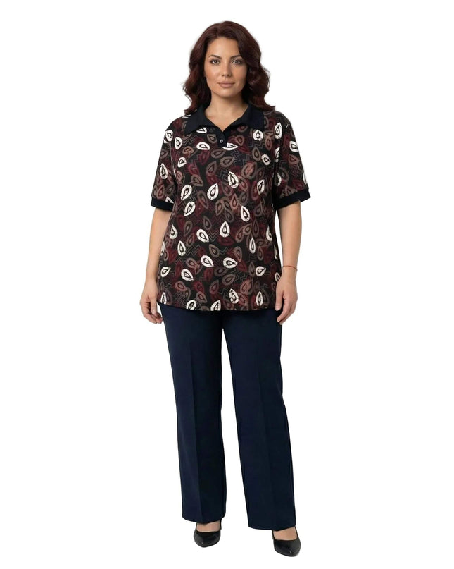 Дамска официална туника големи размери с десен на листа и контрастна яка, съчетана с тъмен панталон. Студиен кадър в цял ръст на бял фон.