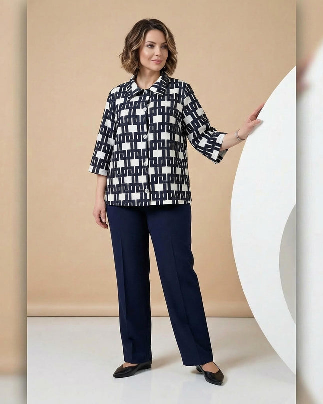 Дамска официална бяла макси риза с разкроена кройка и геометричен принт, представена в цял ръст върху модел.