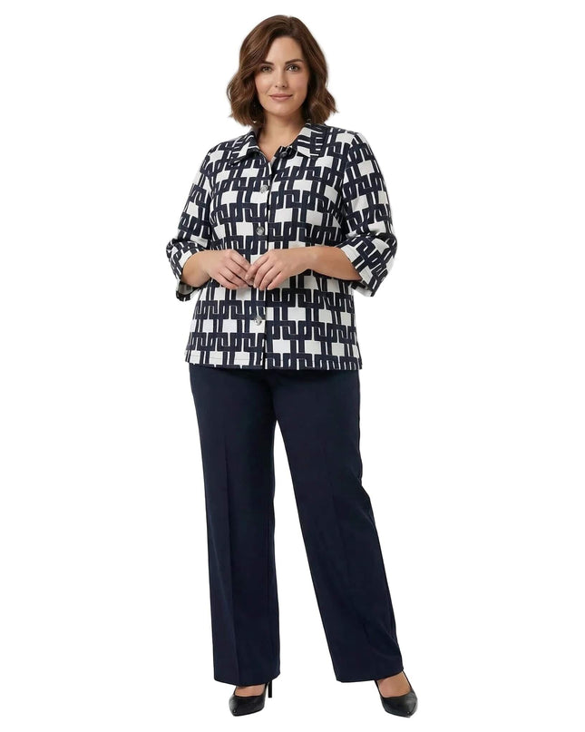 Дамска официална макси риза с разкроена кройка, геометричен десен и 7/8 ръкави, представена в цял ръст.