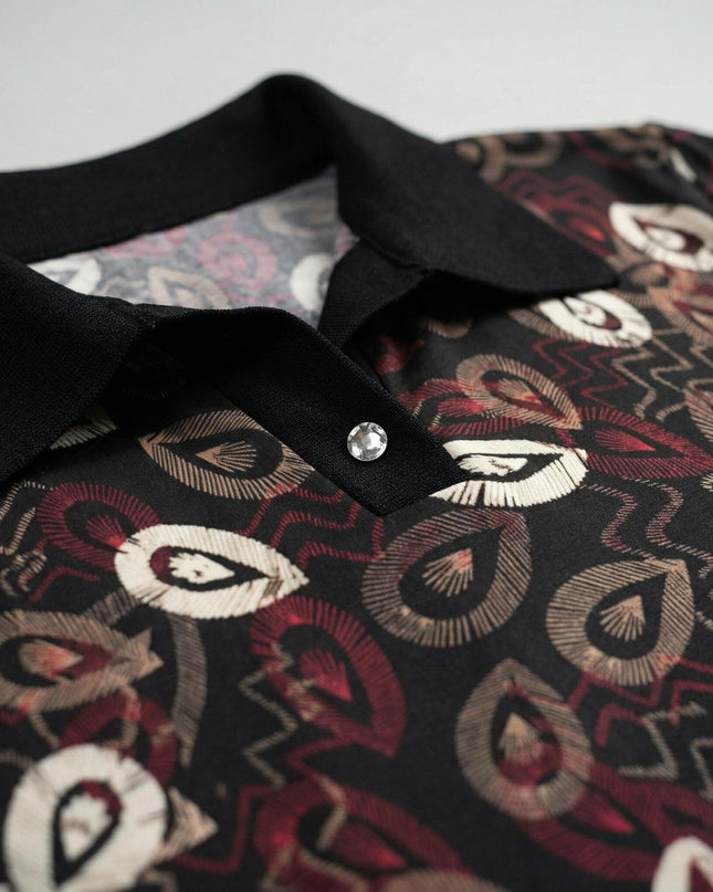 Детайл отблизо на дамска официална туника, показващ черна ефектна яка с декоративно копче и красив десен на листа.