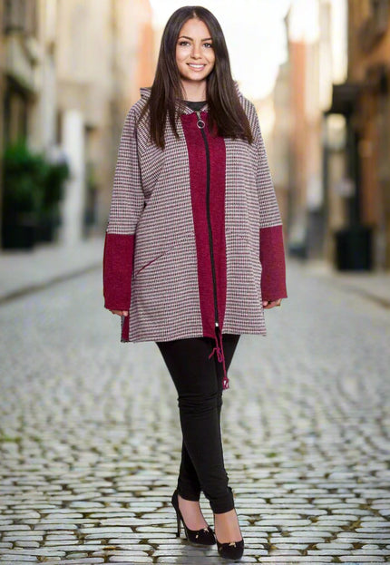 Дамска жилетка с качулка в макси размери - бордо - каре шарка - есен - зима - произведено в България - с цип и джобове - Maxi Market