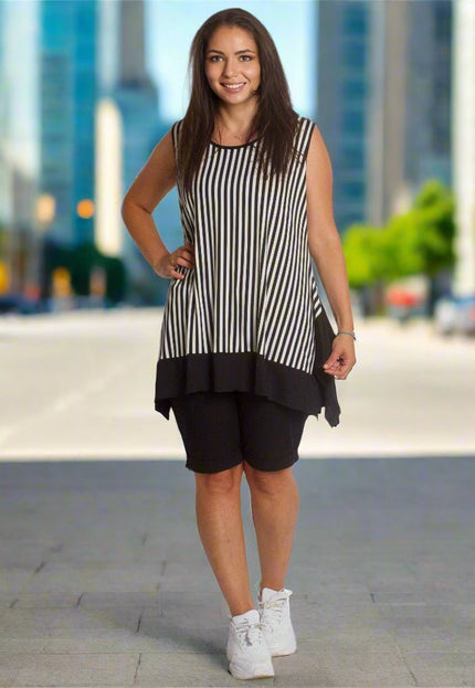 Дамски бермуди в черен цвят с джобове и връзки - Maxi Market