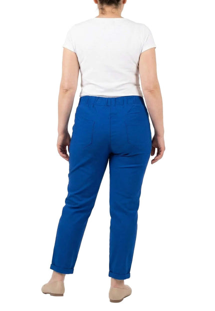 Дамски панталон големи размери в кралскосин цвят, заснет отзад с акцент върху задните джобове и еластичния колан