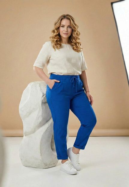 Дамски панталон големи размери в наситено кралскосин цвят с ластик и връзки, заснет в цял ръст върху модел в студийна обстановка.