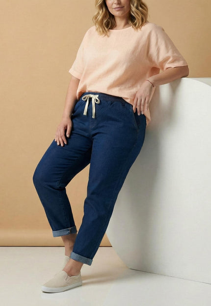 Дамски прави еластични дънки в син цвят с навит подгъв и ластична талия с връзки, показани в цял ръст върху модел.