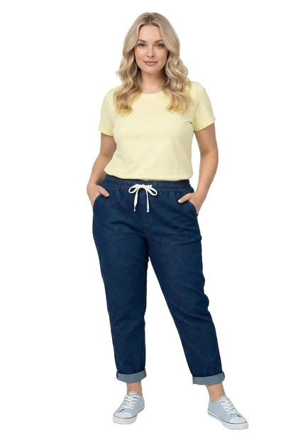 Цял ръст дамски прави еластични дънки в син цвят, модел с ластик и бяла връзка в талията, на бял фон.