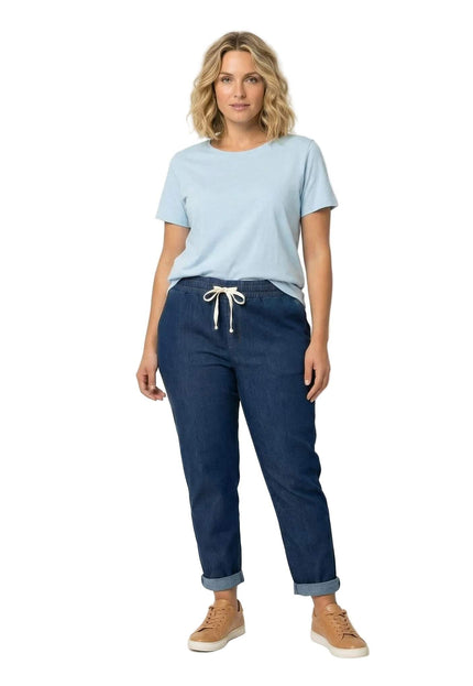 Дамски прави еластични дънки големи размери в син цвят с ластик на талията, представени в цял ръст на бял фон.