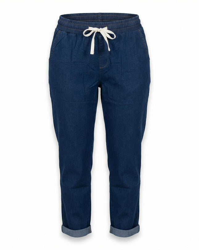 Дамски прави еластични дънки големи размери в син цвят, плосък кадър на бял фон, показващ ластика в кръста и навития подгъв.