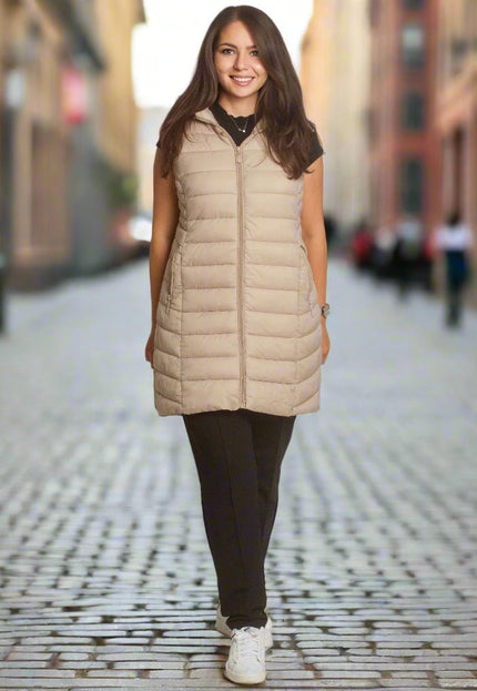 Дълъг елек с качулка и джобове в бежов цвят в макси размери - Maxi Market