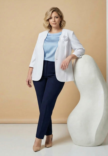 Официално дамско бяло сако големи размери с брошка роза