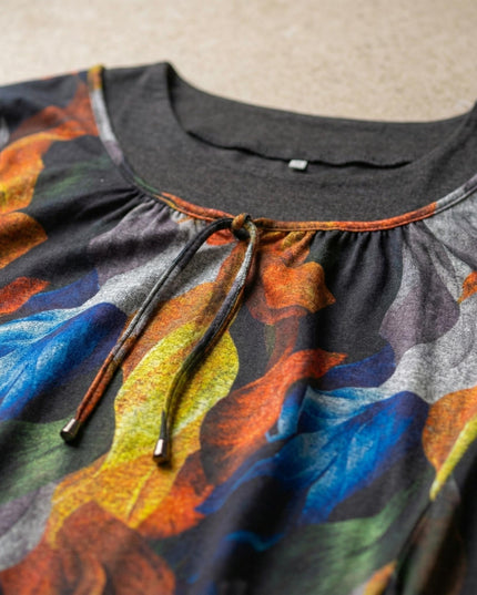 Елегантна разкроена туника с абстрактни цветя в големи размери