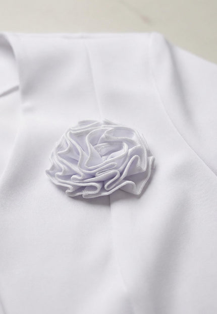 Официално дамско бяло сако големи размери с брошка роза