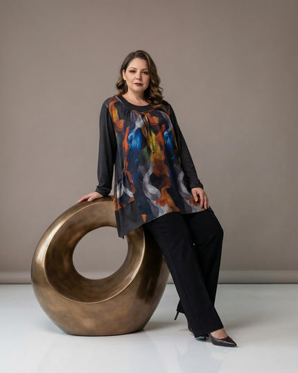 Елегантна разкроена туника с абстрактни цветя в големи размери