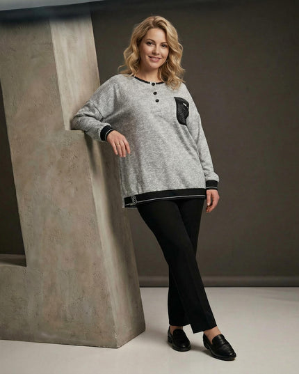 Светлосива туника меланж с декоративен джоб и мрежа