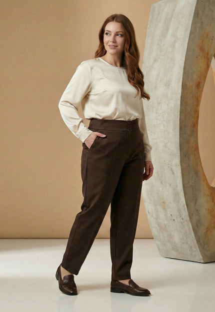 Елегантен кафяв панталон с висока талия и копчета големи размери