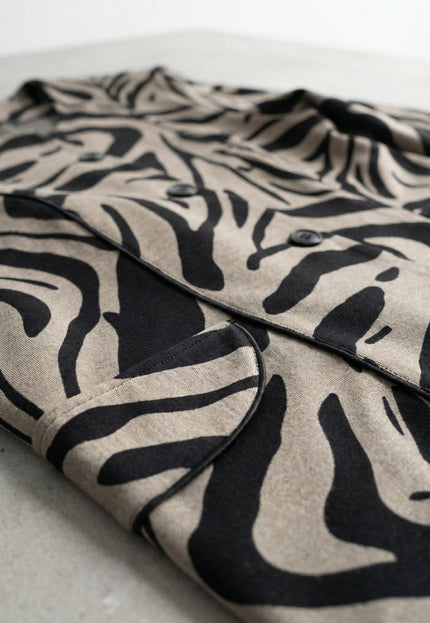 Официално дамско макси сако в бежово с ефектен десен и обло деколте