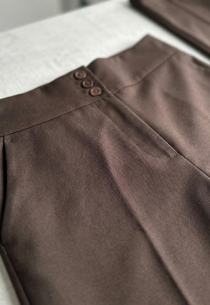 Елегантен кафяв панталон с висока талия и копчета големи размери