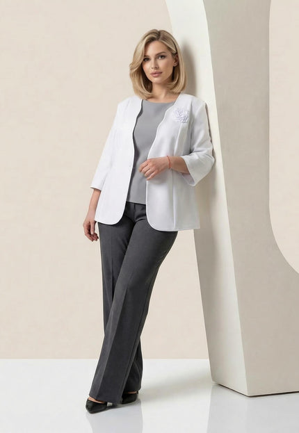 Официално дамско бяло сако големи размери с брошка роза