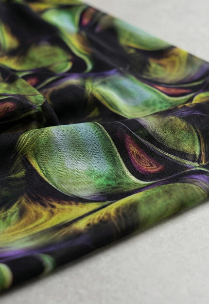 Официална шифонена рокля в пъстър десен с разкроена кройка