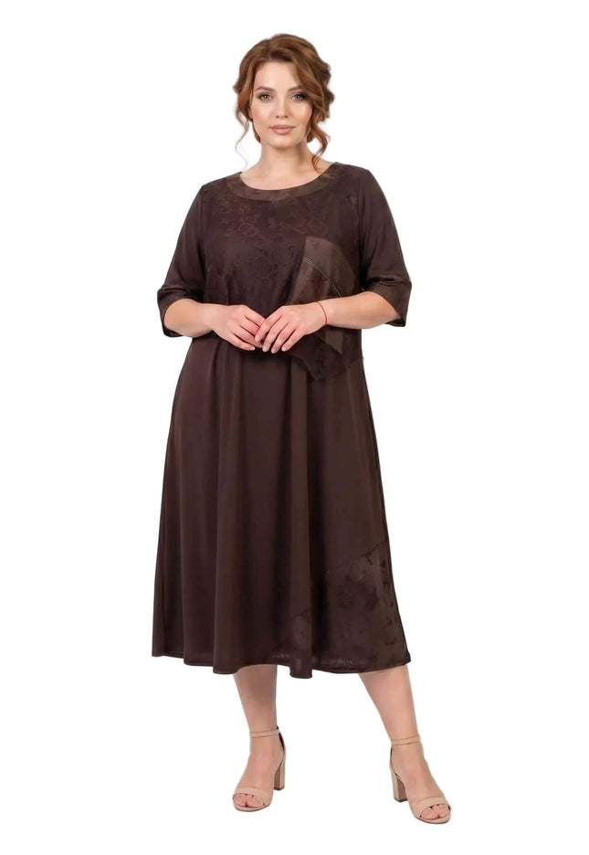 Дълга официална макси рокля в кафяво с фина дантела и ръкави, заснета отпред в цял ръст на бял фон.