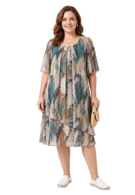 Ефирна шифонена рокля с тропически принт на листа, представена в цял ръст на бял фон с асиметричен силует.