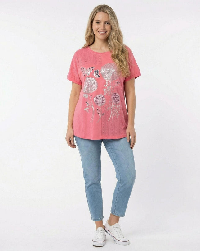 Ежедневна лятна макси туника в цвят корал с блестяща флорална апликация, показана отпред в цял ръст на бял фон.