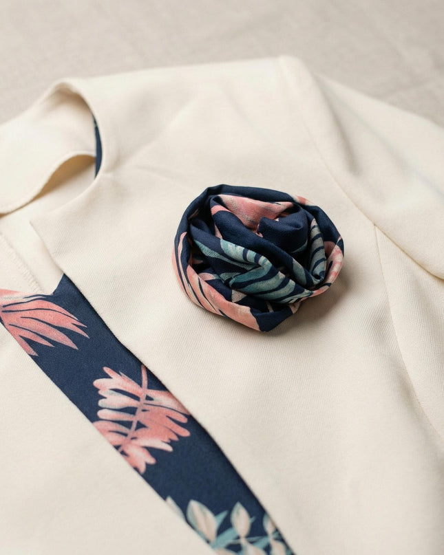 Детайл отблизо на бежово сако с декоративно цвете от плат към елегантен дамски костюм с рокля на цветя.