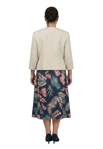 Елегантен дамски костюм с бежово сако и рокля на цветя в изглед отзад. Кадърът в цял ръст показва гърба на сакото и флоралния десен на полата.