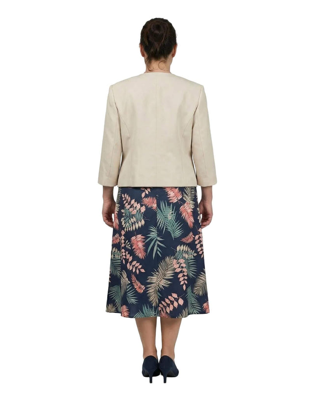 Елегантен дамски костюм с бежово сако и рокля на цветя в изглед отзад. Кадърът в цял ръст показва гърба на сакото и флоралния десен на полата.