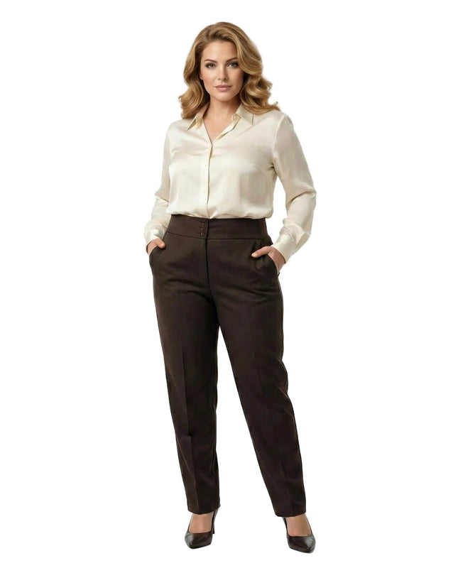 Елегантен кафяв панталон с висока талия и три копчета, представен в цял ръст върху модел.