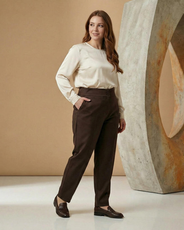 Елегантен кафяв панталон с висока талия и три копчета на колана, представен в цял ръст върху модел.