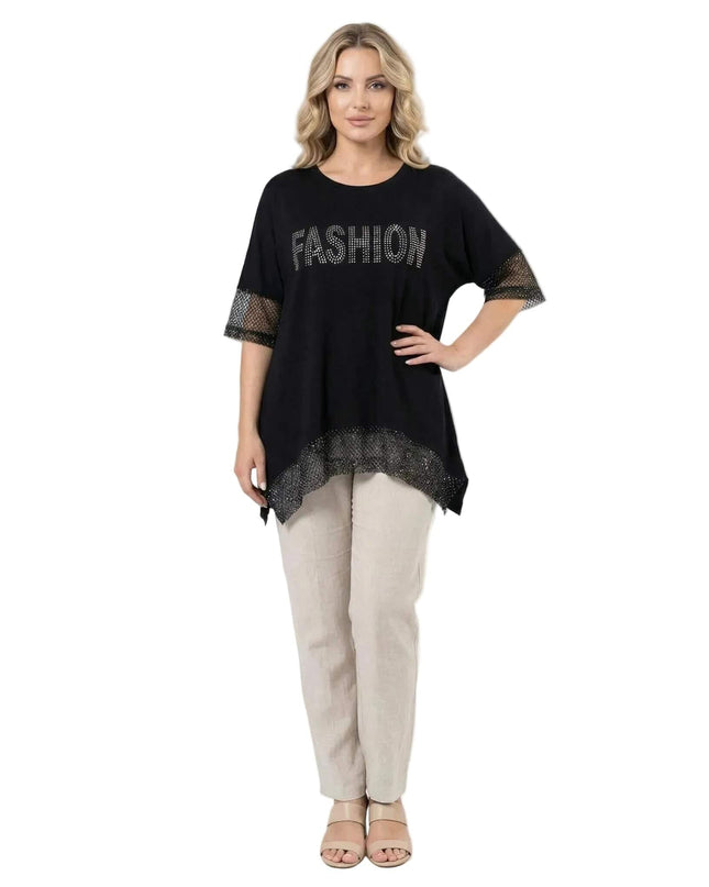 Черна асиметрична туника големи размери с надпис от камъчета и мрежа по ръкавите. Представена в цял ръст на бял фон, комбинирана със светъл панталон.