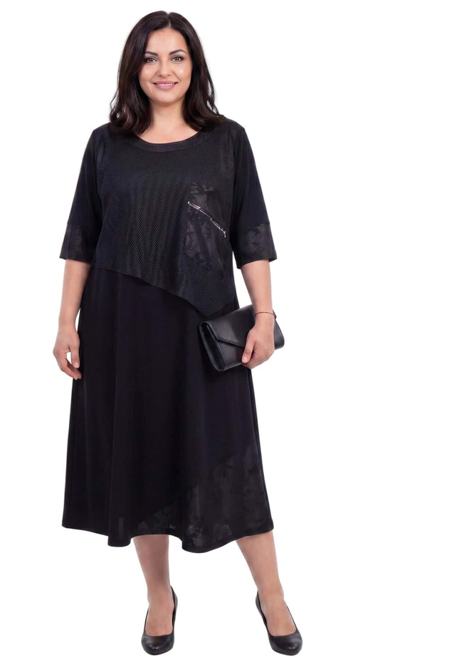 Елегантна черна официална рокля големи размери с мрежа и разкроена кройка, представена в цял ръст на бял фон.