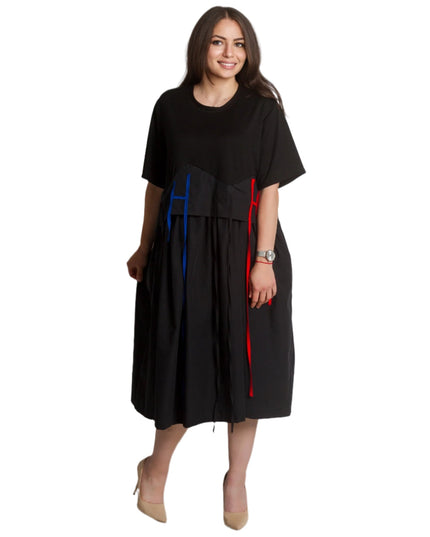 Елегантна черна рокля с декоративни ленти и разкроен силует - Maxi Market