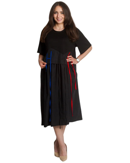 Елегантна черна рокля с декоративни ленти и разкроен силует - Maxi Market