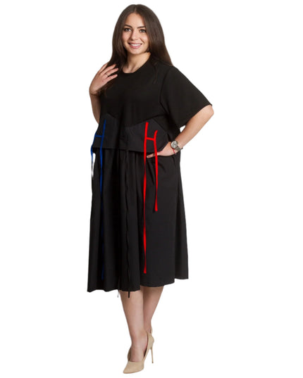 Елегантна черна рокля с декоративни ленти и разкроен силует - Maxi Market