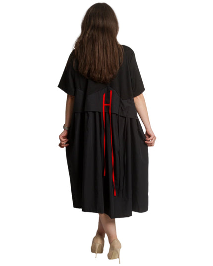 Елегантна черна рокля с декоративни ленти и разкроен силует - Maxi Market