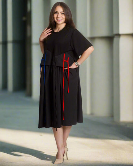 Елегантна черна рокля с декоративни ленти и разкроен силует - Maxi Market