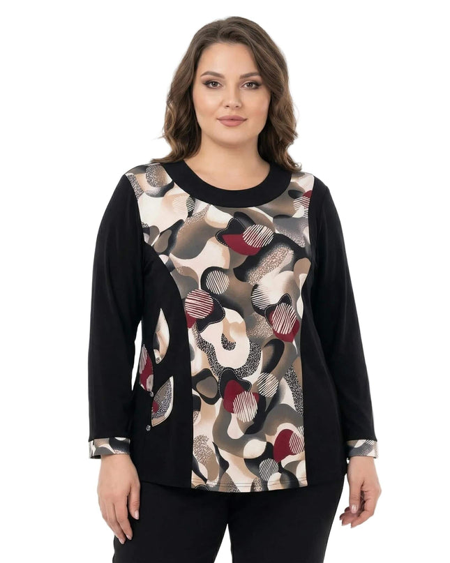 Елегантна черна туника с абстрактен цветен принт в бежово, сиво и червено, поглед отпред на бял фон. Моделът е с обло деколте, дълги ръкави и джобове.