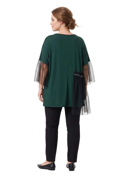 Гръб на елегантна дамска туника в масленозелен цвят с ефирен черен тюл, съчетана с черен панталон, представен в цял ръст на бял фон.