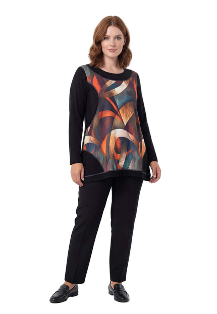 Елегантна есенна туника в черно с цветен витражен принт и дълъг ръкав, представена в цял ръст върху модел на бял фон.