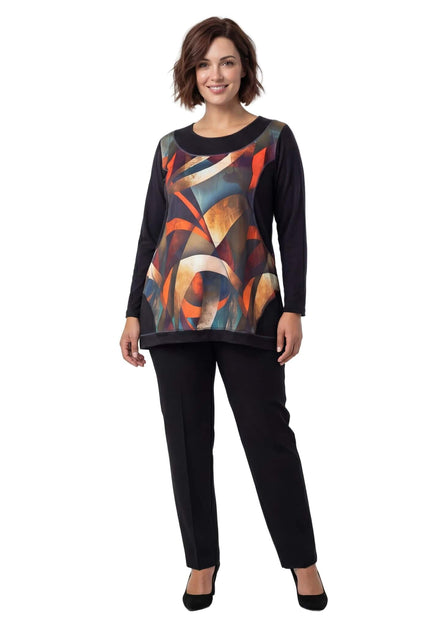 Елегантна есенна туника с цветен витражен принт в предната част и дълъг ръкав, представена в цял ръст върху модел.