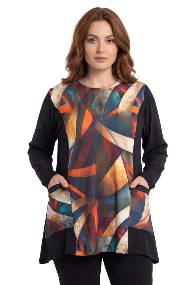 Елегантна макси туника с абстрактен геометричен панел в черно и цветни мотиви, заснета отпред на бял фон