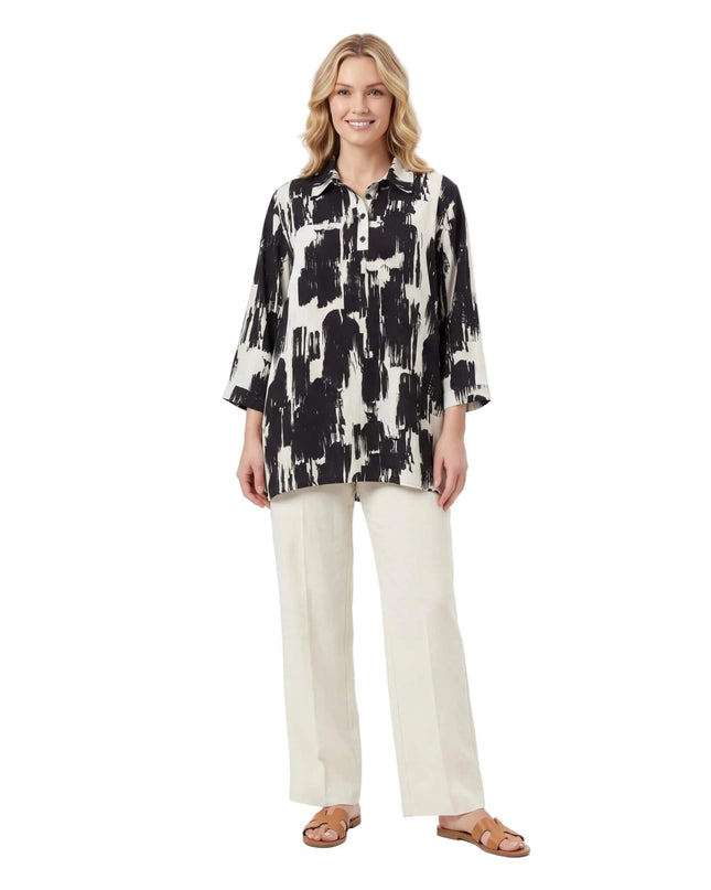 Елегантна официална макси риза в черно и бяло с абстрактен принт и 7/8 ръкави, представена в цял ръст на бял фон.