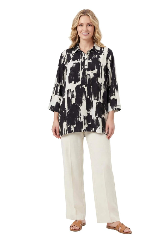 Елегантна официална макси риза в черно и бяло с абстрактен принт и 7/8 ръкави, представена в цял ръст на бял фон.