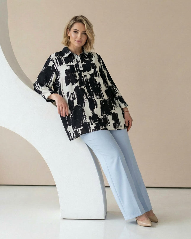 Официална макси риза с дълъг ръкав и абстрактен черно-бял принт, представена в цял ръст.