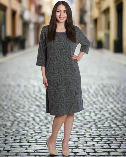 Елегантна права рокля с геометричен релефен десен в сив цвят - Maxi Market