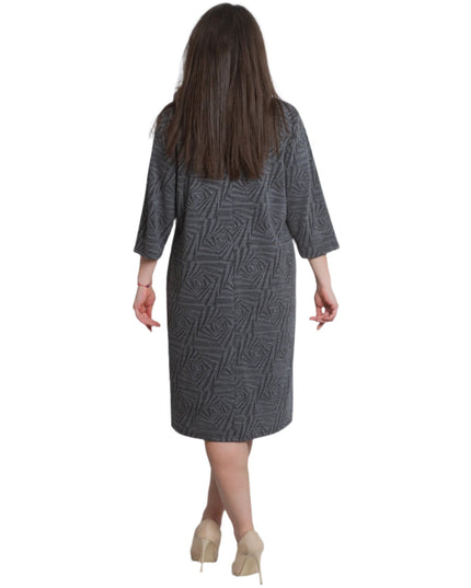 Елегантна права рокля с геометричен релефен десен в сив цвят - Maxi Market